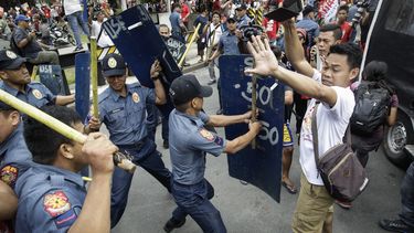 Manifestantes filipinos protestan ante la embajada de Estados Unidos en Manila (Filipinas) en contra de la presencia militar estadounidense del país&nbsp;