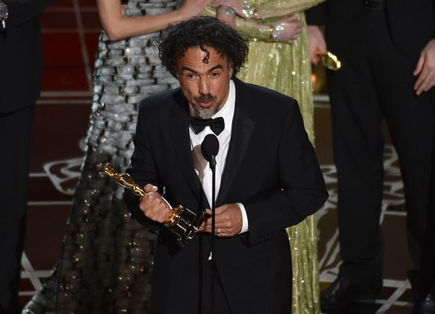 El cineasta mexicano Alejandro González Iñárritu en la pasada edición de los Oscar recibiendo el premio por Birdman. (CORTESÍA). 