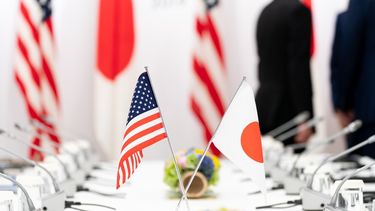 Fotograf&iacute;a de&nbsp;las&nbsp;banderas de EEUU y Jap&oacute;n.