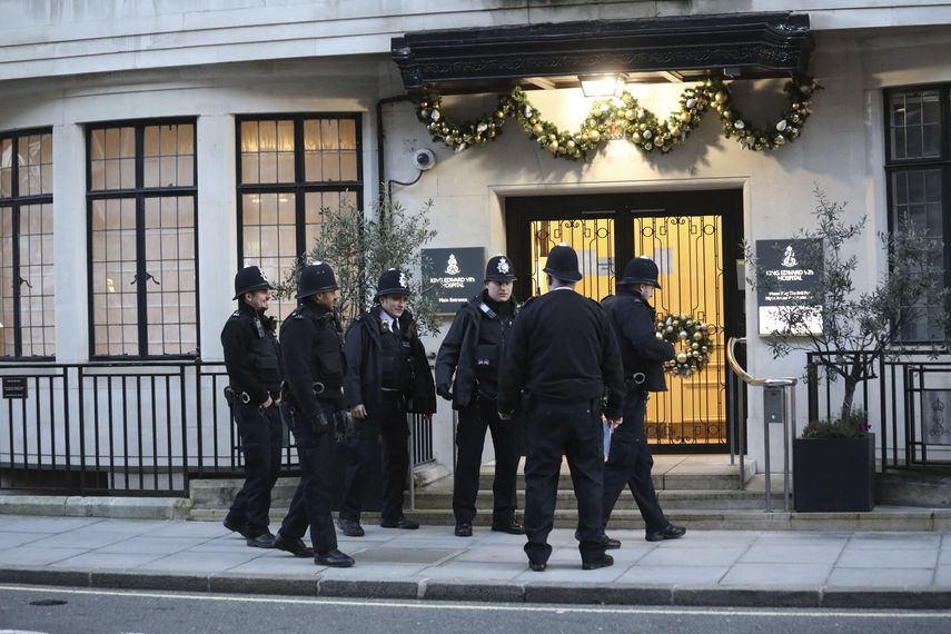Polic&iacute;as ante la entrada principal del hospital King Edward VII, en Londres, donde se atend&iacute;a al pr&iacute;ncipe Felipe de Inglaterra, el 23 de diciembre de 2019.&nbsp;