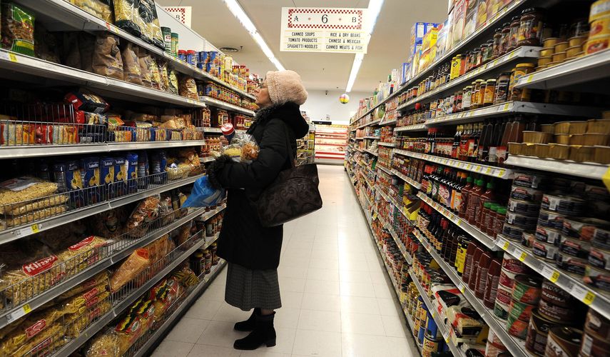 Una mujer compra productos en un supermercado de Brooklyn en Nueva York.