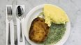 Esta imagen muestra el plato típico de Reino Unido pie and mash: una porción típica de pastel y puré de patatas en G Kelly, en el este de Londres, el 19 de febrero de 2025.