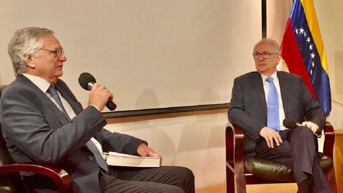 El exministro Moisés Naim durante la presentación del libro sobre Carlos Andrés Pérez, escrito por Antonio Ledezma.