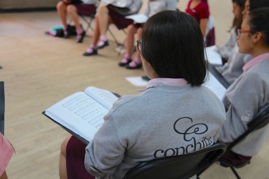 Estudiantes en una clase de canto coral.