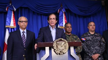 Desde el centro, el Ministro de la Presidencia y Presidente de la Comisi&oacute;n de Alto Nivel para la Prevenci&oacute;n y Control del Coronavirus en el pa&iacute;s, Gustavo Montalvo, adjunto al Ministro de Defensa, teniente general, Rub&eacute;n Paulino Sem, los directores de la Polic&iacute;a Nacional, mayor general Ney Aldrin Bautista Almonte; del Servicio Nacional de Salud, Chanel Rosa Chupany; de la Autoridad Portuaria Dominicana, V&iacute;ctor G&oacute;mez Casanova; y el consultor jur&iacute;dico del Poder Ejecutivo, Flavio Dar&iacute;o Espinal, durante el anuncio en la Casa de Gobierno.