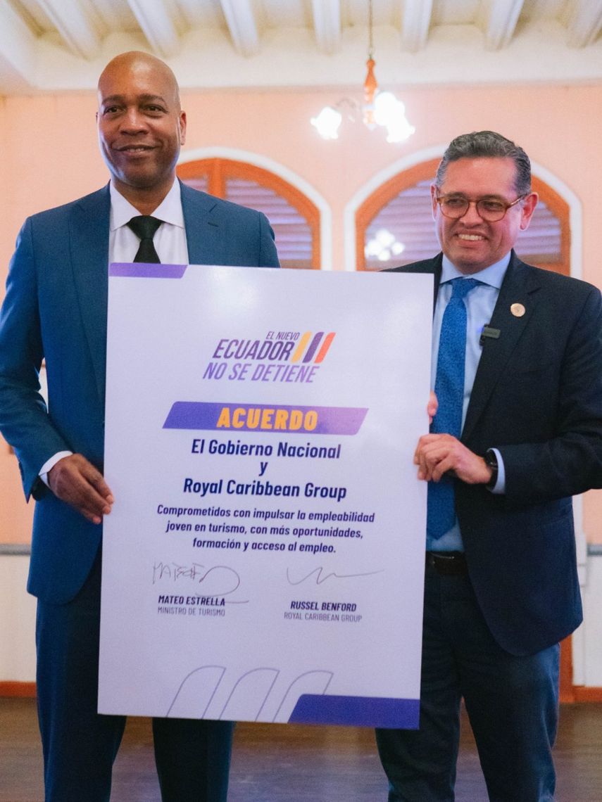 El ministro de Turismo de Ecuador, Mateo Estrella, y Russell Benford, vicepresidente de Relaciones Corporativas con Gobiernos de Royal Caribbean Group, suscribieron el memorándum de entendimiento