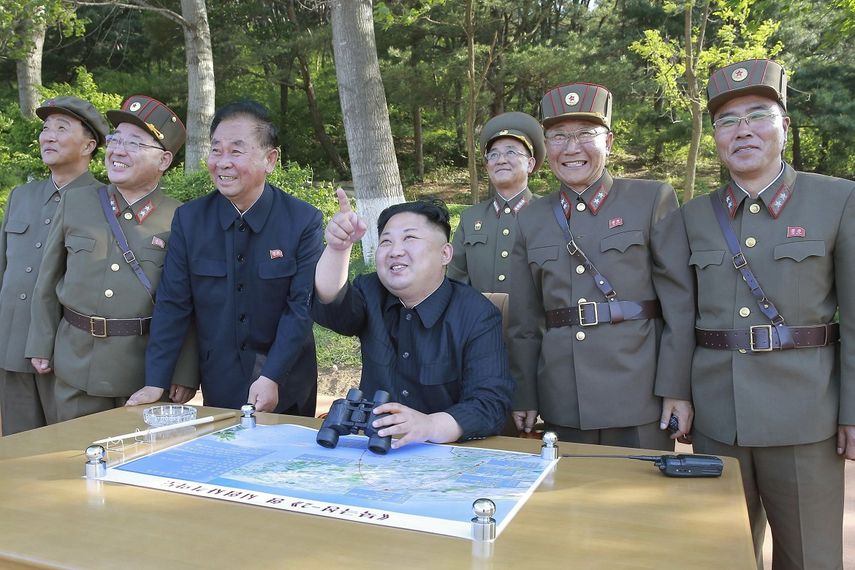 Foto de archivo del líder norcoreano Kim Jong-un mientras supervisa el lanzamiento de un misil balístico Pukguksong-2, en una localización desconocida de&nbsp;Corea&nbsp;del&nbsp;Norte.