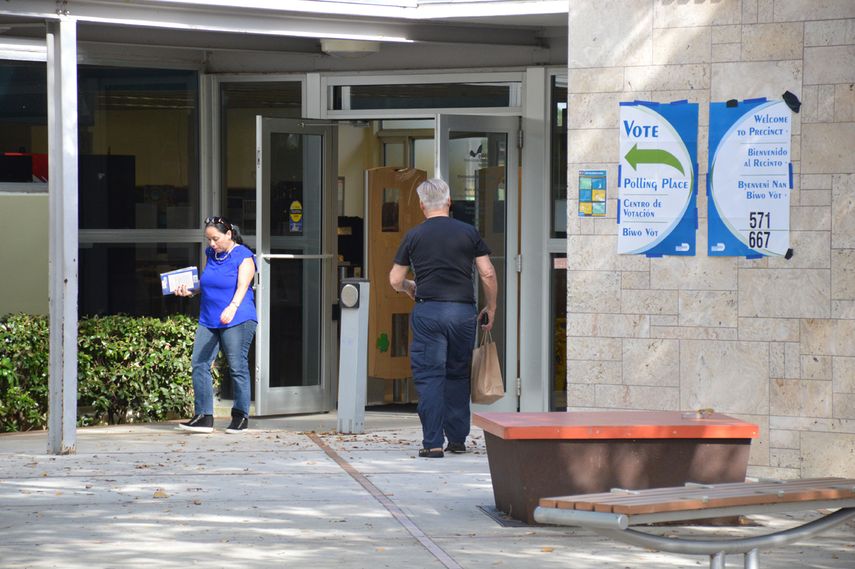 Votantes en Miami-Dade acuden a las urnas.