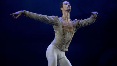 El bailarín brasileño David Mottel ensaya la pieza de ballet El lago de los cines.&nbsp;