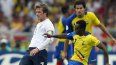 El mediocampista inglés, David Beckham (izq), disputa el balón con el jugador ecuatoriano Christian Lara durante un partido entre ambas selecciones, el 25 de junio de 2006. El mediocampista inglés, David Beckham (izq), disputa el balón con el jugador ecuatoriano Christian Lara durante un partido entre ambas selecciones, el 25 de junio de 2006.