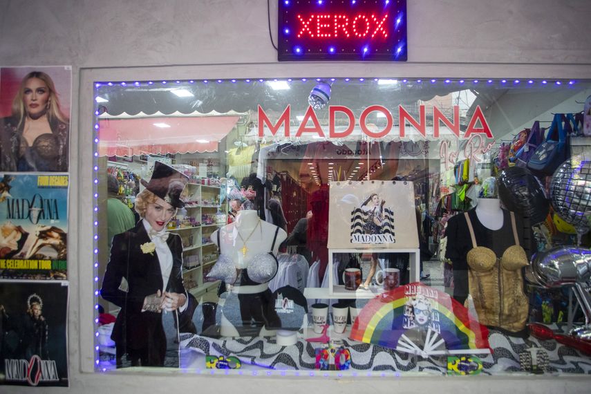 Un escaparate con productos de Madonna en Río de Janeiro, Brasil, el jueves 2 de mayo de 2024.