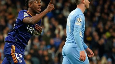 Vinicius Junior (izquierda) celebra tras marcar el segundo gol del Real Madrid en la derrota 4-3 ante el Manchester City en el partido de ida de las semifinales de la Champions League, el 26 de abril de 2022.