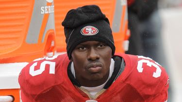 &nbsp;En esta foto del 17 de octubre del 2010, el cornerback de los 49ers de San Francisco Phillip Adams está sentado en la banda durante un partido de la NFL