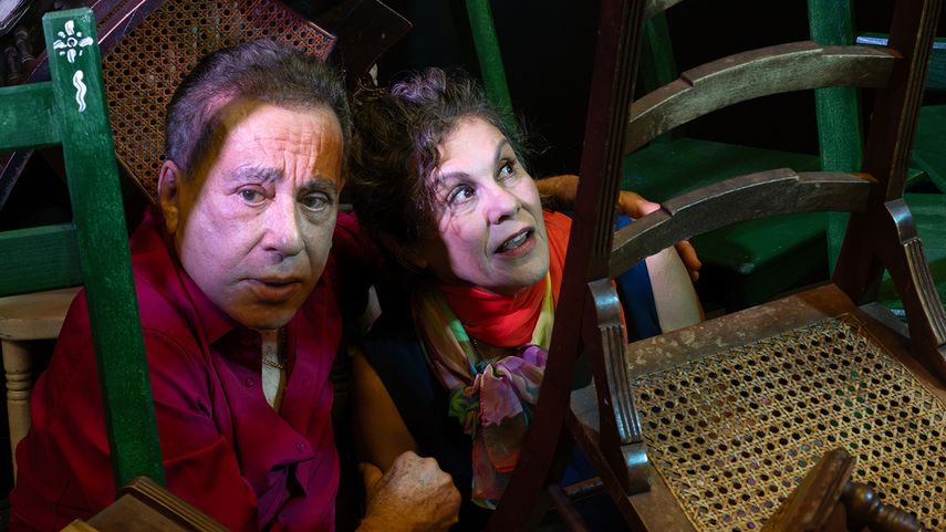 Gerardo Riverón y Marilyn Romero interpretan Las sillas, de Eugène Ionesco.