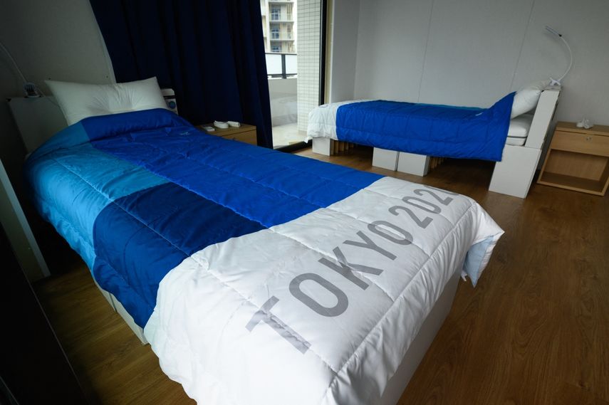 Esta foto de archivo tomada el 20 de junio de 2021 muestra camas y colchones de cartón reciclable para atletas durante una gira de medios en la Villa Olímpica y Paralímpica para los Juegos de Tokio 2020