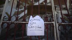 En esta imagen, tomada el 7 de enero de 2020, una nota con la frase Estamos bien. Ceo y Ana cuelga en una cerca tras un terremoto que sacudi&oacute; durante la noche Guayanilla, Puerto Rico. Un temblor de magnitud 6,4 que remeci&oacute; Puerto Rico de madrugada caus&oacute; un muerto, varios heridos y derrib&oacute; edificios en el sur de la isla.&nbsp;