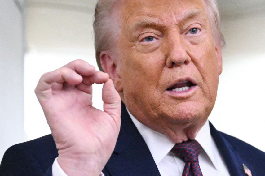 El presidente Donald Trump habla con periodistas mientras está en vuelo en el Air Force One, viajando desde Shannon, Irlanda, con destino a la Base Conjunta Andrews en Maryland, el 22 de enero de 2026.