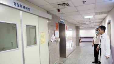 Dos médicos taiwaneses son vistos en el hospital de los Veteranos en Zhudong, Taiwán, en junio de 2015. 