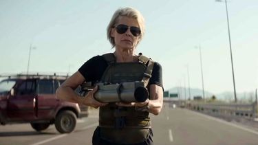 A mitad del vídeo aparecen de forma estelar Hamilton como Sarah Connor y Schwarzenegger como el cyborg original T-800.