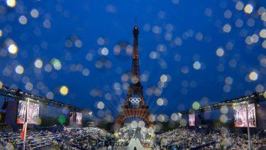 Vista general del recinto del Trocadero con la llegada de la primera delegación. Las gotas de lluvia cubren el lente durante la ceremonia de apertura de los Juegos Olímpicos de París 2024, el 26 de julio de 2024, mientras se ve el Trocadero al fondo.