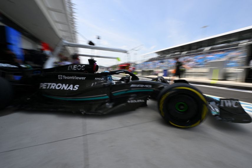 El piloto británico de Mercedes, George Russell, sale del pit durante la primera sesión de práctica para el Gran Premio de Fórmula Uno de Miami 2023
