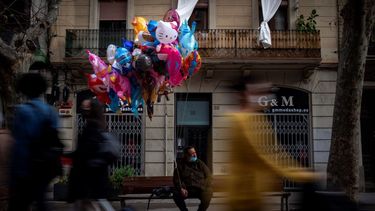Un hombre vende globos en una calle de Barcelona, España, el 9 de febrero de 2021.&nbsp;