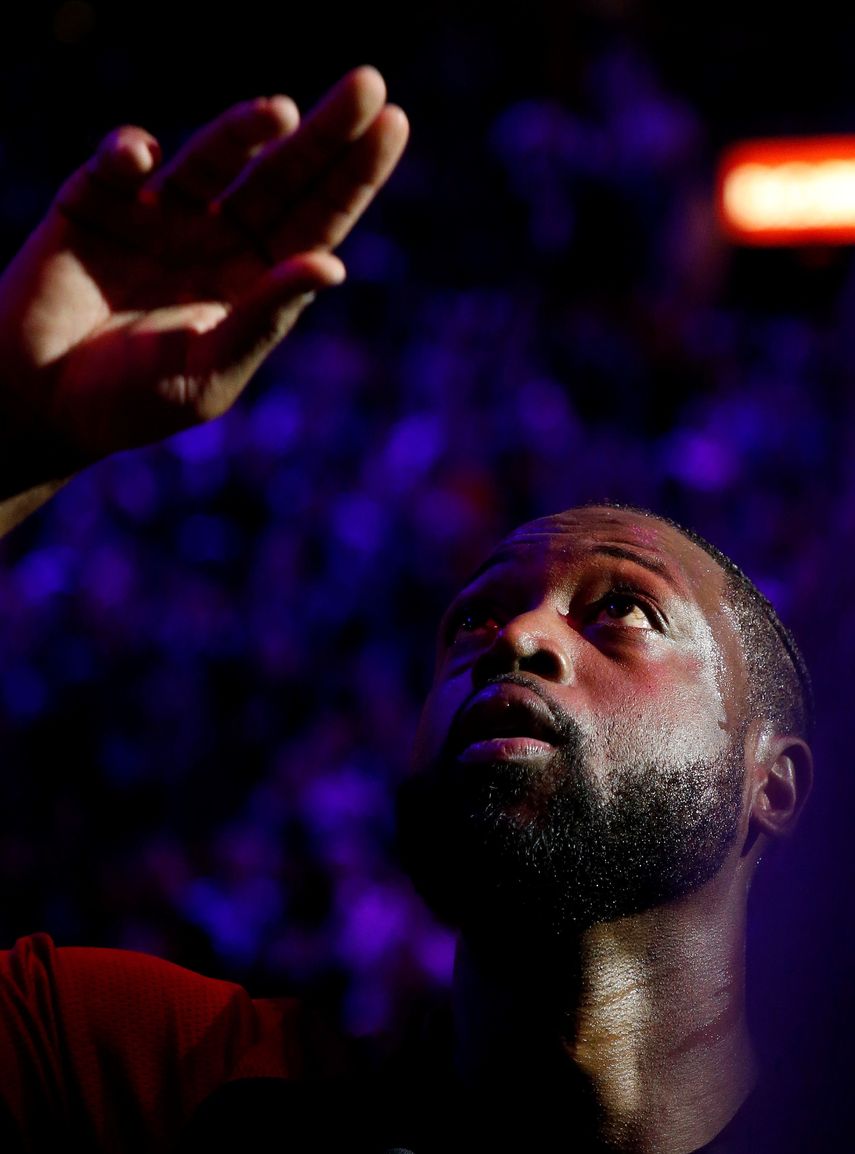 El escolta de Miami Heat Dwyane&nbsp;Wade&nbsp;mira hacia arriba durante el juego de la NBA entre los Miami Heat y los Philadelphia 76ers en el AmericanAirlines Arena Miami, Florida, EE. UU., 09 de abril de 2019.&nbsp;