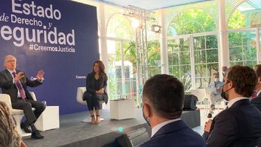 El exalcalde Metrpolitano Antonio Ledemz ofrece una charla ante los miembros del partido Podemos.&nbsp;