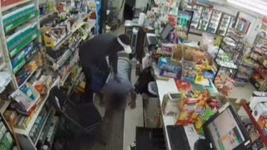 El asaltante sometió al empleado pero no pudo abrir una caja de seguridad.