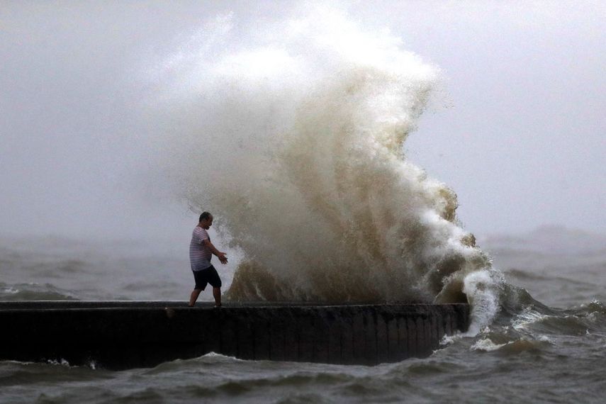 Una ola azota un muelle cerca de la Bah&iacute;a Orleans en Lake Pontchartrain en Nueva Orleans, el domingo 7 de junio de 2020, durante la llegada de la tormenta tropical Crist&oacute;bal a las costas de Luisiana.