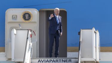 El presidente Joe Biden saluda a las puertas del Air Force One minutos antes de salir de Bruselas después de una cumbre de la OTAN y la UE sobre la crisis de Ucrania, el 25 de marzo de 2022. &nbsp;
