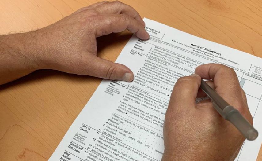 Una persona llena el formulario 1040 para la declaraci&oacute;n de sus impuestos.