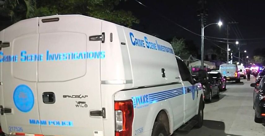 Equipo de Investigación de la Escena del Crimen (CSI) en operación como parte del procedimiento pericial.