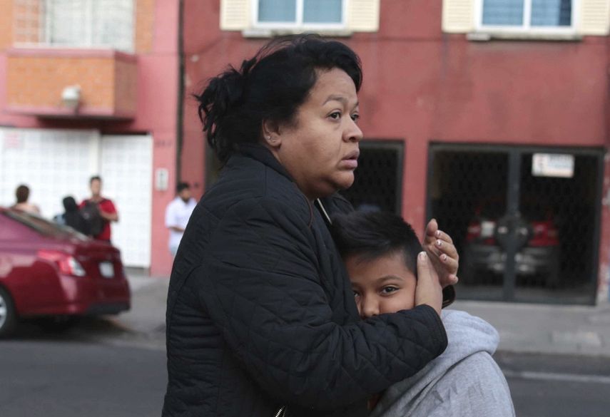 Habitantes de la capital mexicana se ponen a resguardo este sábado 23 de septiembre de 2017, durante un nuevo sismo de magnitud 6,4 que sacudió el centro y sur del país, desatando las alarmas.