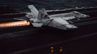 Avión F/A-18 Super Hornet de la Armada de los Estados Unidos a bordo del USS Abraham Lincoln (CVN 72).