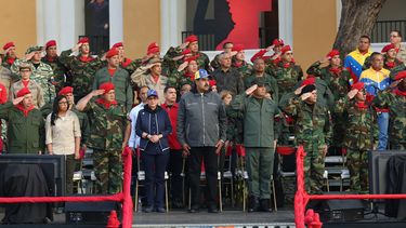 Fotografía cedida por la oficina de Prensa de Miraflores, del dictador venezolano, Nicolás&nbsp;Maduro&nbsp;(c), durante un acto&nbsp; con&nbsp;militares&nbsp;este lunes 4 de febrero en Maracay, estado Aragua en Venezuela.&nbsp;