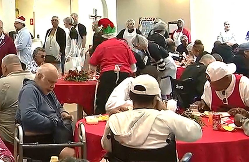 Necesitados acuden a Camillus House, en Miami, a celebrar Navidad.