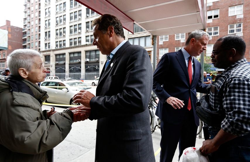 El gobernador de Nueva York, Andrew Cuomo, y el alcalde de la ciudad Bill de Blasio, hablan con residentes en la zona donde ocurrió la explosión.