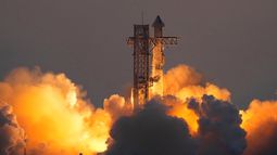 El megacohete Starship de SpaceX despega desde la Starbase para un vuelo de prueba, el 13 de noviembre de 2024, en Boca Chica, Texas.