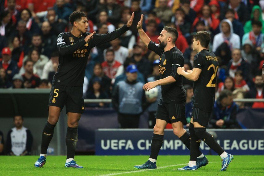 Jude Bellingham del Real Madrid celebra con Dani Carvajal tras anotar en el encuentro ante el Braga en la fase de grupos de la Liga de Campeones, el martes 24 de octubre del 2023.