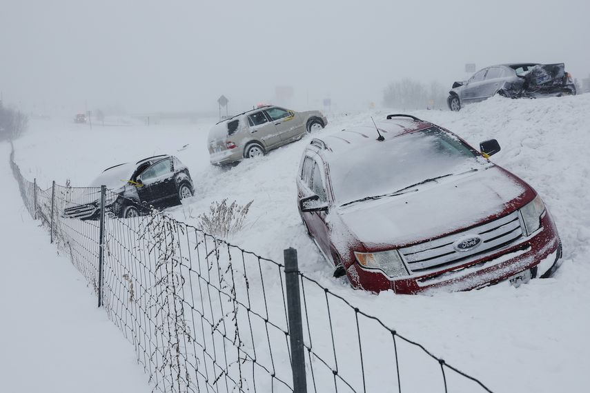 Vehículos detenidos en la autopista 131 Norte cerca de la calle 84 el viernes 23 de diciembre de 2022 en Byron Center, Michigan.&nbsp;