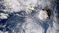 En esta imagen satelital, tomada por el satélite japonés Himawari-8 y distribuida por la agencia meteorológica del pais, se muestra la erupción de un volcán submarino cerca de Tonga, en el océano Pacífico, el 15 de enero de 2022.&nbsp;