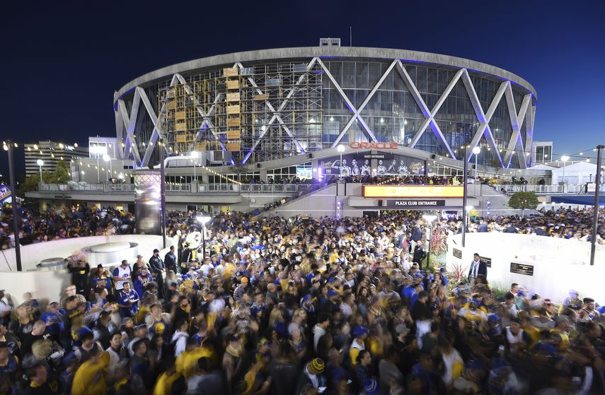 En esta imagen del 8 de junio de 2018, aficionados de los Warriors de Golden State celebran a las afueras del Oracle Arena, en Oakland, California.&nbsp;