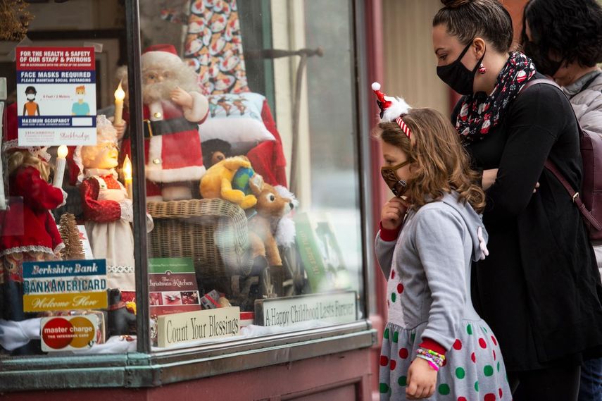Tienda con adornos de Navidad a la venta.