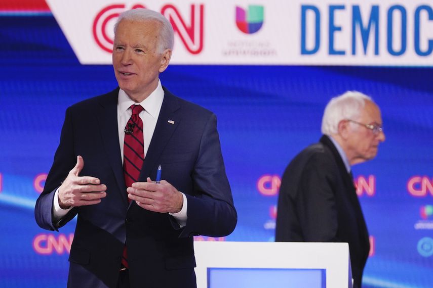Los precandidatos demócratas a la Casa Blanca, Joe Biden, en primer plano, y Bernie Sanders durante un debate en los estudios del canal CNN en Washington, el 15 de marzo de 2020. 
