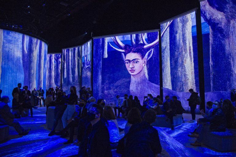 La gente asiste a la inauguración de la exposición "Frida, la experiencia inmersiva" en la Ciudad de México el 6 de julio de 2021. 