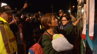 Emigrantes venezolanos abordan esta madrugada uno de los 32 autobuses fletados por el Gobierno ecuatoriano en la ciudad fronteriza de Tulcán para ser trasladados a la frontera con Perú antes de que entre en vigor la normativa de presentar pasaporte para ingresar a ese país.