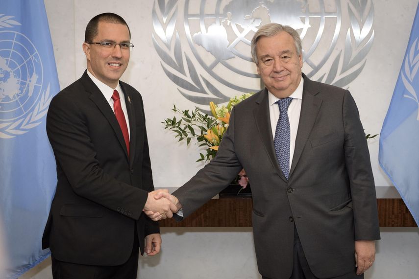 El canciller de Maduro, Jorge&nbsp;Arreaza&nbsp;(i), durante una reunión el pasado 16 de enero, en la sede del organismo en Nueva York, con su secretario general António Guterres.