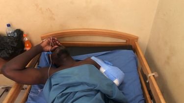 Un soldado herido está tendido en una cama en un hospital militar de Uagadugú, la capital de Burkina Faso, martes 27 de abril de 2021. Dos ciudadanos españoles han muerto en una emboscada en el este de Burkina Faso, dice el gobierno español&nbsp;