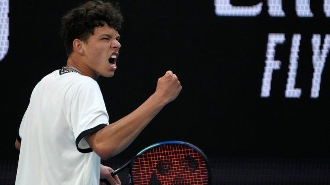 El tenista estadounidense Ben Shelton reacciona durante su partido de cuarta ronda contra su compatriota J.J. Wolf en el Abierto de Australia en Melbourne, el lunes 23 de enero de 2023.